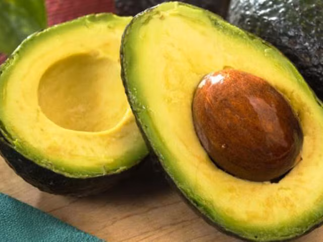 6 thuc pham vang giup tai tao nhan sac