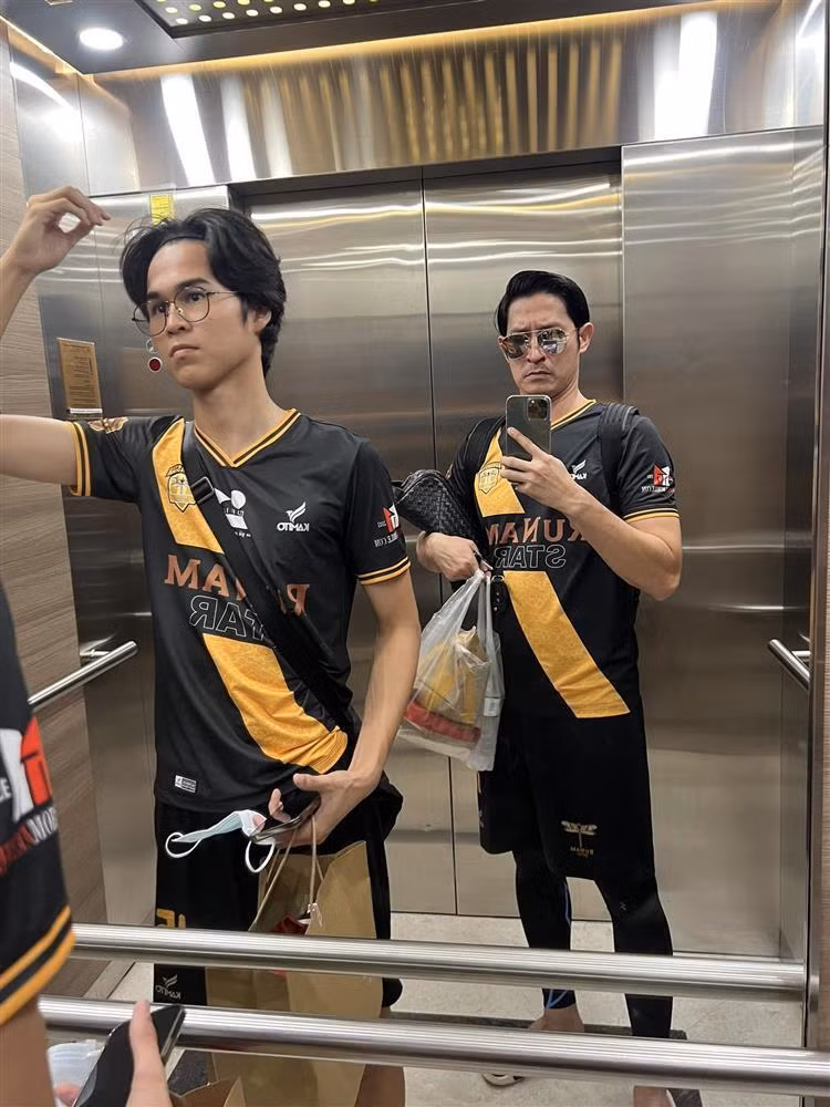 Nam diễn viên và con trai cùng có niềm đam mê với bộ môn bóng đá.