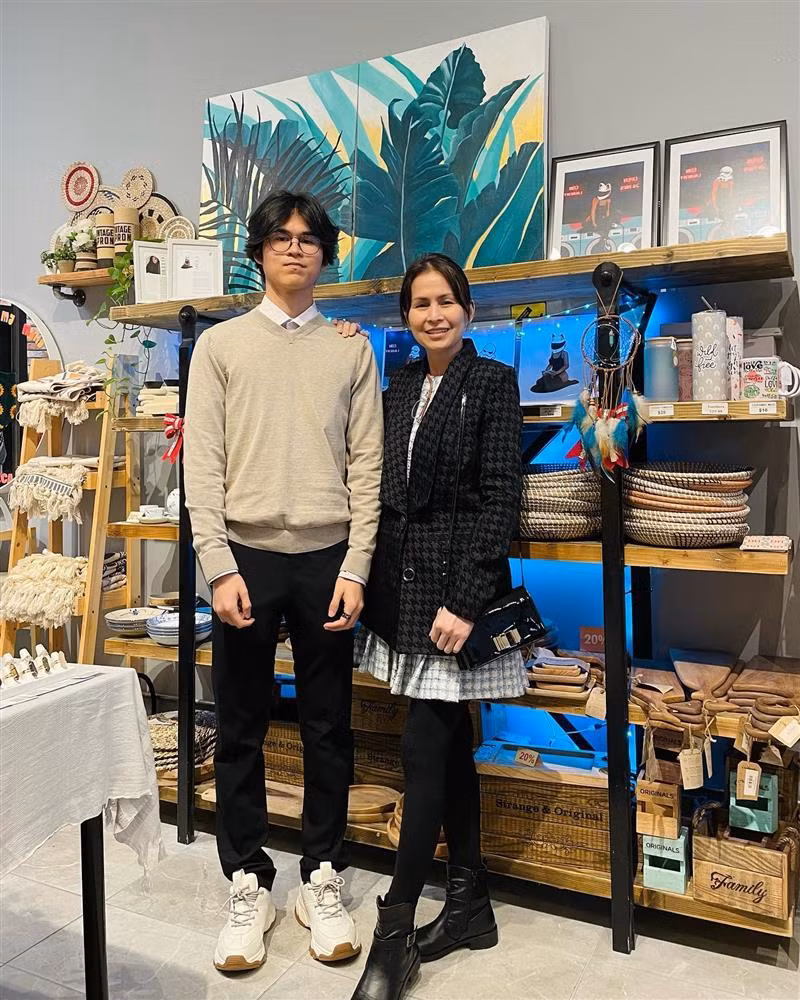 Chàng trai trẻ bên mẹ đẻ - Lương Hoàng Anh. Cô là vợ đầu của Huy Khánh. Sau khi cặp đôi ly hôn năm 2011, Ghini sống cùng mẹ và 2 chị gái là con riêng của Hoàng Anh trước đó. 