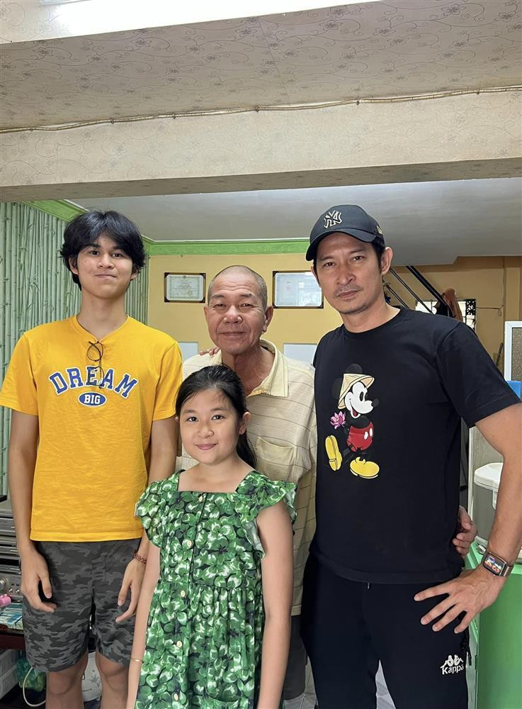 hini bên bố và em gái Nguyệt Cát.