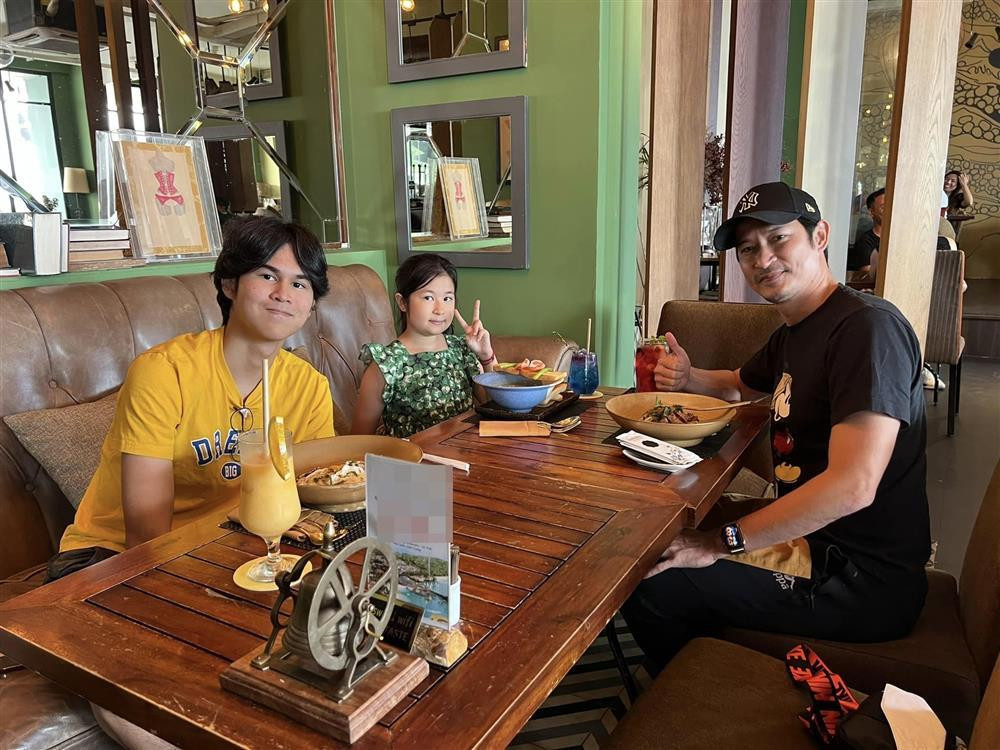 Về phía Huy Khánh, dù ít nhiều có dấu hiệu tuổi tác nhưng nam diễn viên trông vẫn rất bảnh bao, phong độ ở tuổi 42.