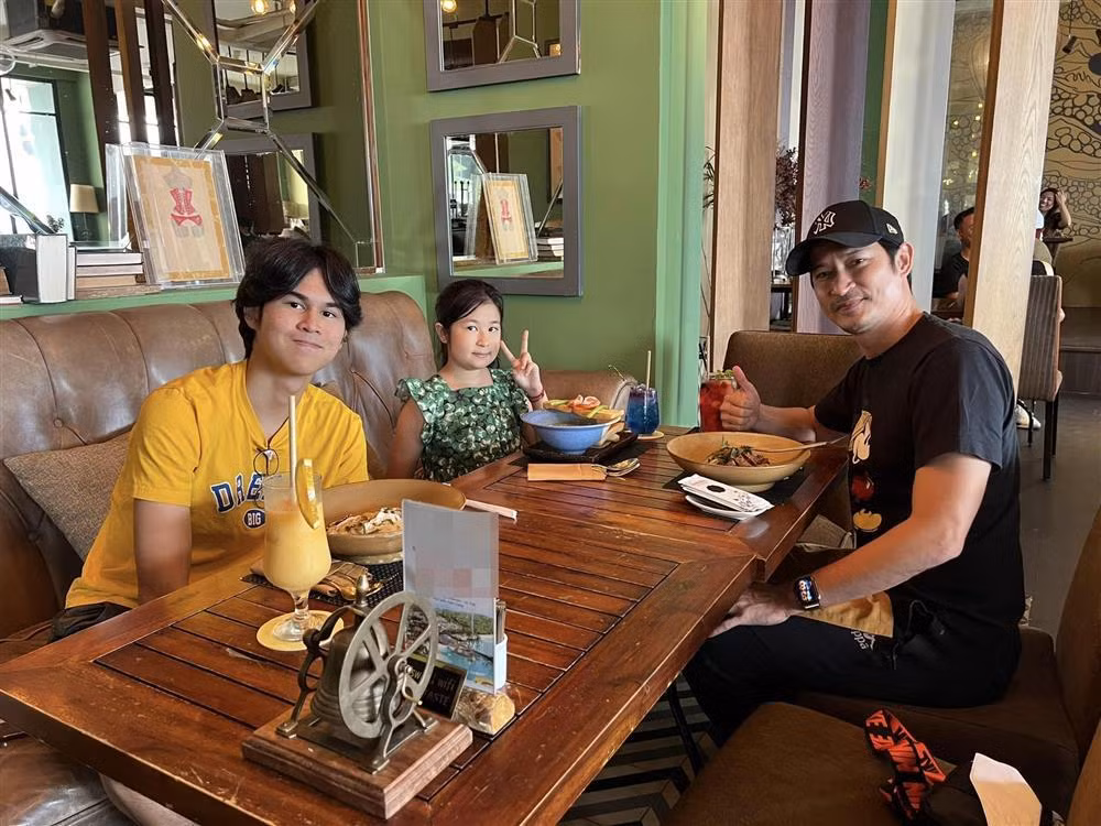 Về phía Huy Khánh, dù ít nhiều có dấu hiệu tuổi tác nhưng nam diễn viên trông vẫn rất bảnh bao, phong độ ở tuổi 42.