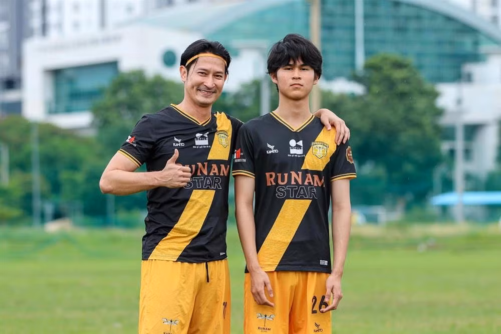 br/> So với hiện tại, vẻ ngoài của bố con Huy Khánh đã có nhiều sự thay đổi.