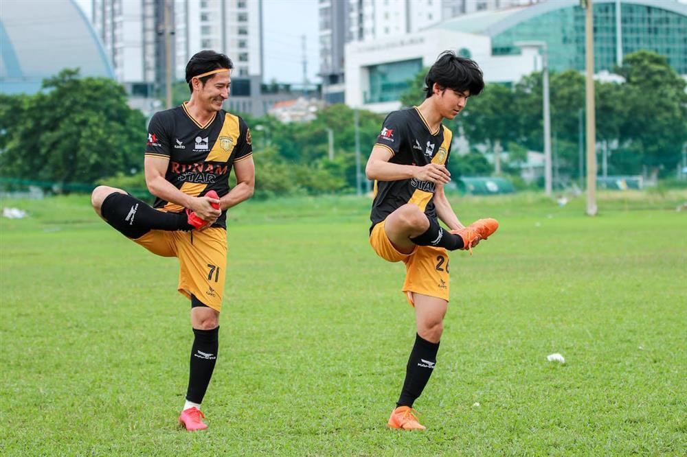 Chàng trai trẻ cũng sở hữu chiều cao vượt trội, thậm chí áp đảo chỉ số 1m80 của bố.