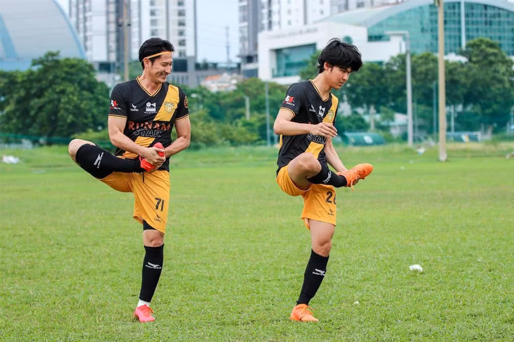 Chàng trai trẻ cũng sở hữu chiều cao vượt trội, thậm chí áp đảo chỉ số 1m80 của bố.