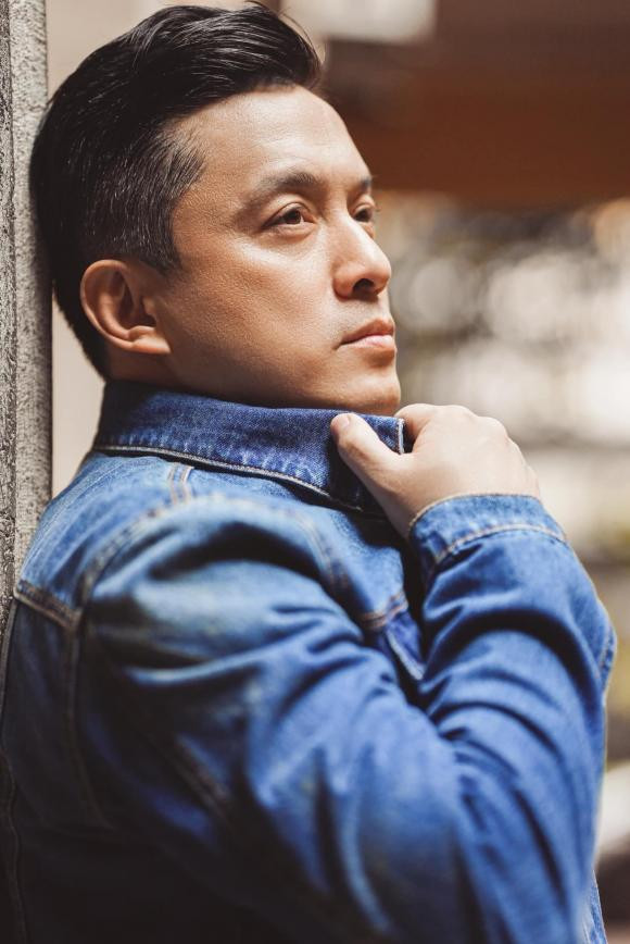 Từng góc cạnh trên gương mặt hay đường nét ấn tượng đều khiến Lam Trường ghi điểm trong mắt khán giả. Dù phong cách của anh có sự thay đổi theo thời gian, nhưng đến nay, nam ca sĩ vẫn giữ được hình ảnh trẻ trung, thanh lịch.