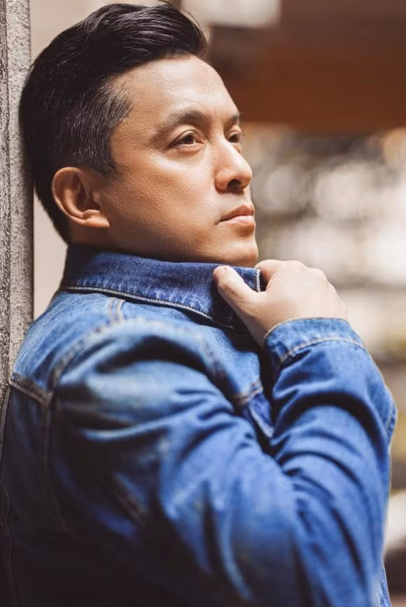 Từng góc cạnh trên gương mặt hay đường nét ấn tượng đều khiến Lam Trường ghi điểm trong mắt khán giả. Dù phong cách của anh có sự thay đổi theo thời gian, nhưng đến nay, nam ca sĩ vẫn giữ được hình ảnh trẻ trung, thanh lịch.