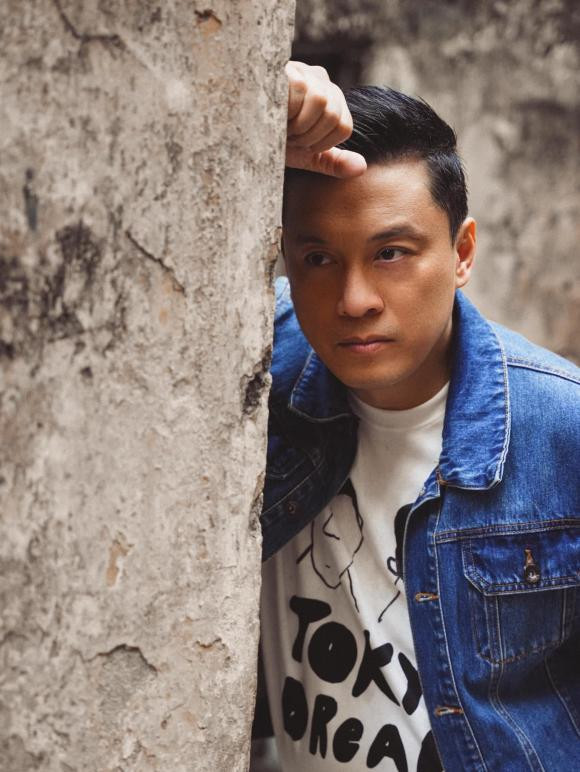 Trong suốt thập niên 90, tên tuổi của Lam Trường nổi lên đúng nghĩa là một ca sĩ thần tượng của giới trẻ. Dù không hát theo kĩ thuật hay sở hữu chất giọng đẹp, song nam ca sĩ vẫn chinh phục trọn vẹn trái tim khán giả với nét đặc trưng cùng những cảm xúc khi thả mình vào âm nhạc. Bên cạnh đó, nhan sắc không tuổi của anh cũng là thứ khiến khán giả phải trầm trồ. 