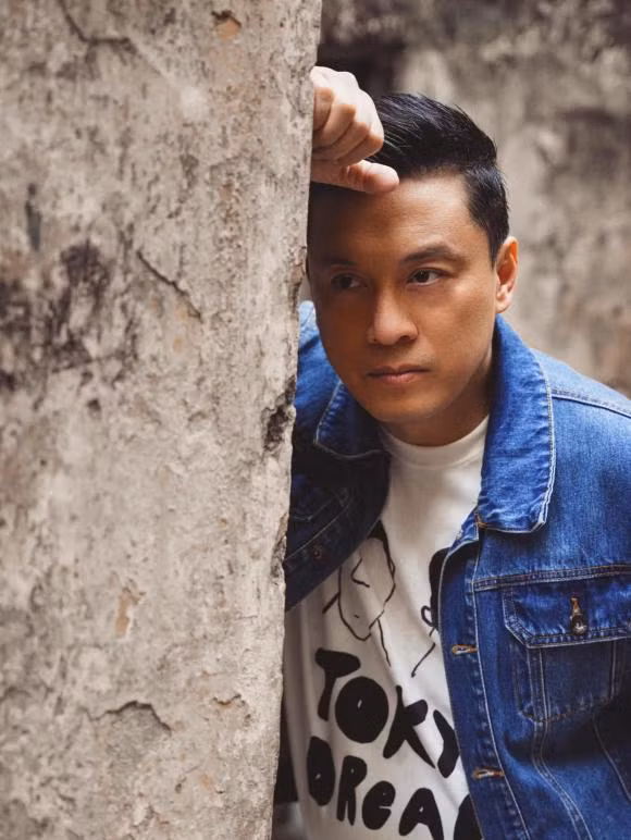 Trong suốt thập niên 90, tên tuổi của Lam Trường nổi lên đúng nghĩa là một ca sĩ thần tượng của giới trẻ. Dù không hát theo kĩ thuật hay sở hữu chất giọng đẹp, song nam ca sĩ vẫn chinh phục trọn vẹn trái tim khán giả với nét đặc trưng cùng những cảm xúc khi thả mình vào âm nhạc. Bên cạnh đó, nhan sắc không tuổi của anh cũng là thứ khiến khán giả phải trầm trồ. 