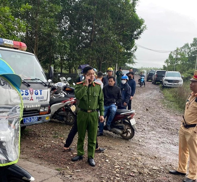 Phat hien thi the hai vo chong trong o to do o Quang Ninh-Hinh-2