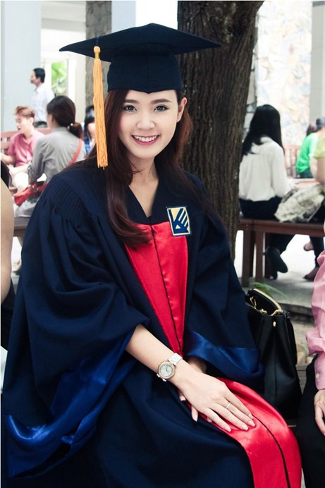 Khi cầm trên tay tấm bằng tốt nghiệp mà phải nổ lực rất nhiều mới có được, Midu không khỏi hạnh phúc: “Đây là niềm vui và hạnh phúc rất lớn đối với Du vì sau bao năm tháng miệt mài ở giảng đường Đại học Du cũng đã hoàn thành được giấc mơ của mình. Cũng từ đây, Du sẽ có thêm niềm tin và động lực để bắt đầu một hành trình mới nhiều thử thách hơn khi bước vào đời và chinh phục những khó khăn của cuộc sống”.
