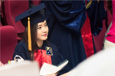 Giây phút suy tư của cô gái. Song song trong khoảng thời gian theo học tại trường Kiến Trúc khoa Thiết kế thời trang, Midu vẫn dành thời gian thu xếp cho việc học lẫn tham gia nghệ thuật và Midu luôn xác định việc học luôn là ưu tiên hàng đầu.