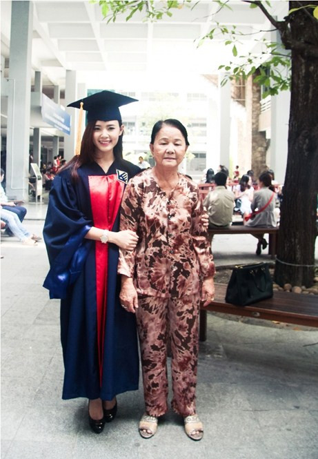 Bà ngoại cũng tới chúc mừng cô cháu gái xinh đẹp, học giỏi.