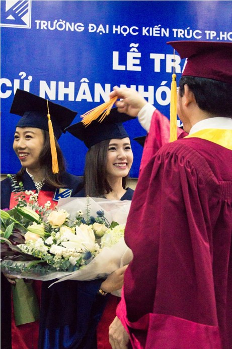 Cô rạng rỡ khi được đại diện nhà trường chúc mừng.