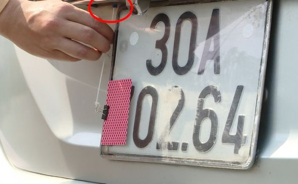 Phạt nhiều tài xế che biển số né cảnh sát trước cổng viện Bạch Mai - Hình 3 Phat nhieu tai xe che bien so ne canh sat truoc cong vien Bach Mai-Hinh-3