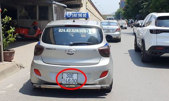 Phạt nhiều tài xế che biển số né cảnh sát trước cổng viện Bạch Mai - Hình 2 Phat nhieu tai xe che bien so ne canh sat truoc cong vien Bach Mai-Hinh-2