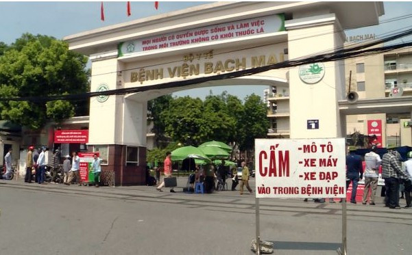 Phạt nhiều tài xế che biển số né cảnh sát trước cổng viện Bạch Mai Phat nhieu tai xe che bien so ne canh sat truoc cong vien Bach Mai