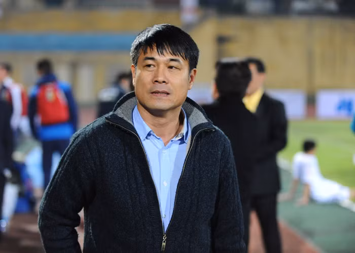 Tại nhiều trận đấu khác, HLV Hữu Thắng cũng gây ấn tượng với gu thời trang giản dị, nam tính. Ảnh HLV Hữu Thắng điềm đạm trong bộ vest tím than cùng chiếc áo khoác dạ dáng dài. Ảnh: Bóng đá.