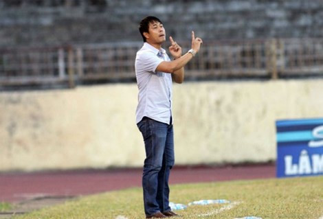 Hoặc là những set áo sơ mi, quần jean giản dị. Ảnh: Bóng đá.