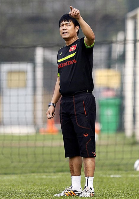 Nhưng dù với trang phục nào thì gu thời trang phục của HLV Hữu Thắng cũng được nhận xét là rất "vừa mắt" fan hâm mộ. Ảnh: Thể thao.