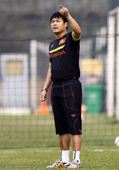 Nhưng dù với trang phục nào thì gu thời trang phục của HLV Hữu Thắng cũng được nhận xét là rất "vừa mắt" fan hâm mộ. Ảnh: Thể thao.