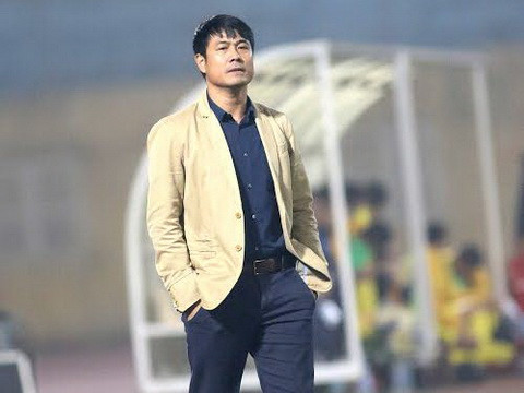 Nhưng cũng có lúc ông thay đổi phong cách với những bộ vest cách điệu, sáng màu, khiến ông trẻ trung hơn. Ảnh: TT&amp;VH.