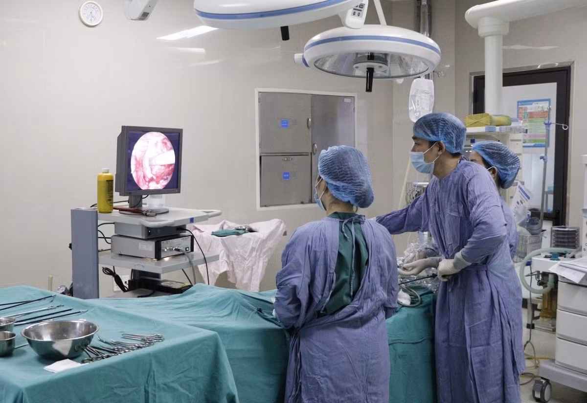 Be gai 7 tuoi mac u buong trung