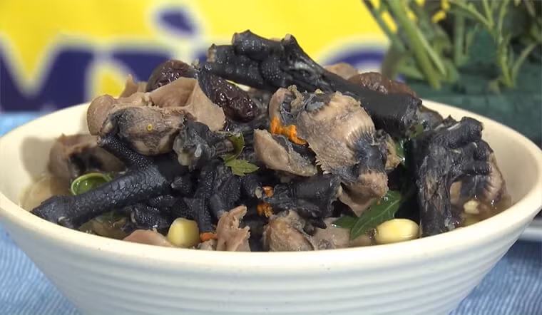 Gà đen Y Tý là giống gà quý hiếm chỉ có ở vùng núi cao Tây Bắc, đặc biệt là ở Y Tý. Loại gà này có bộ lông đen tuyền, thịt gà săn chắc và ít mỡ. Gà đen Y Tý được chế biến thành nhiều món như gà nướng, gà luộc hoặc gà hầm thuốc Bắc. Thịt gà đen có vị ngọt tự nhiên, không quá béo nhưng lại rất mềm và thơm. Khi ăn, du khách sẽ cảm nhận được sự khác biệt rõ rệt so với các loại gà thông thường. Ảnh amthuc