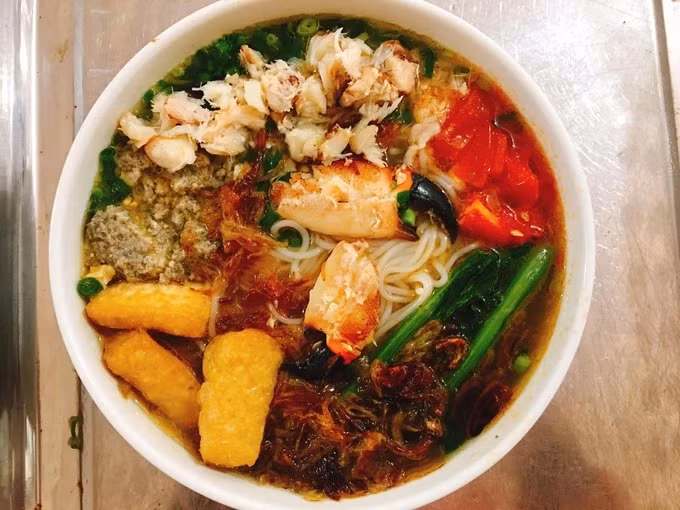 Một món ăn không thể thiếu trong chuyến food tour Hạ Long chính là bún cù kỳ. Cù kỳ là loài hải sản cùng họ với cua nhưng có kích thước nhỏ hơn và phần càng to, thịt chắc, ngọt. Món bún cù kỳ được chế biến từ phần thân và gạch cù kỳ. Thịt càng cù kỳ sau khi lột vỏ được xếp vào bát bún, kết hợp với nước dùng ngọt thanh từ hải sản. Mùi gạch cua thơm, thịt càng cù kỳ giòn, dai, chắc chắn sẽ làm hài lòng bất kỳ ai khi nếm thử. Ảnh Internet