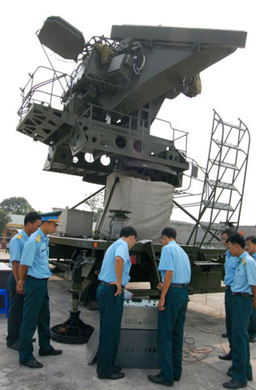 Một số hệ thống tên lửa S-125 của Việt Nam đã được nâng cấp lên biến thể S-125-2TM. Qua đó, hệ thống radar nâng cấp S-125-2TM với khả năng dẫn 2 tên lửa đánh chặn mục tiêu thay vì 1 tên lửa như hệ thống cũ, tầm trinh sát 100km. Trong ảnh là đài S-125-2TM của phòng không Việt Nam