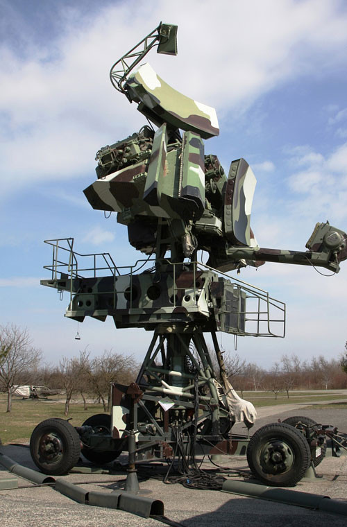 Đài radar điều khiển hỏa lực SNR-125 của hệ thống tên lửa phòng không tầm thấp – trung S-125 Pechora. Nó làm nhiệm vụ bám mục tiêu và điều khiển tên lửa tấn công máy bay địch. Ảnh minh họa