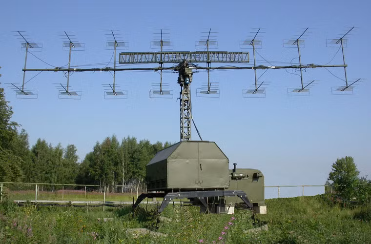 Hệ thống radar cảnh giới P-18 do Liên Xô phát triển từ những năm 1970 có tầm trinh sát lên tới 250km, độ cao tối đa 35km. Đài P-18 nếu được nâng cấp hiện đại hóa lên tiêu chuẩn P-18MA có khả năng bắt mục tiêu máy bay tàng hình ở cự ly vài chục km. Ảnh minh họa