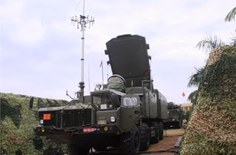 Đài radar chiếu xạ và điều khiển hỏa lực 30N6E của hệ thống tên lửa phòng không hiện đại nhất Việt Nam S-300PMU-1. Đài 30N6E có khả năng theo dõi cùng lúc 12 mục tiêu và dẫn tên lửa bắn hạ 6 mục tiêu cùng lúc. 