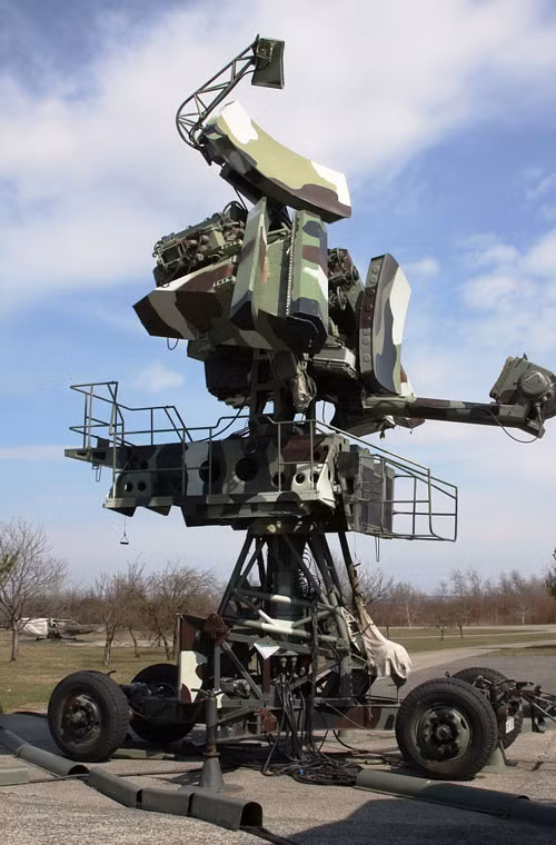 Đài radar điều khiển hỏa lực SNR-125 của hệ thống tên lửa phòng không tầm thấp – trung S-125 Pechora. Nó làm nhiệm vụ bám mục tiêu và điều khiển tên lửa tấn công máy bay địch. Ảnh minh họa