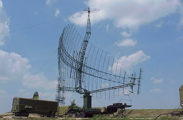 Đài radar cảnh giới “khủng” nhất của phòng không Việt Nam 55Zh6UE NEBO-UE (Nga) được thiết kế để phát hiện, bám sát tự động, phân biệt địch – ta, nhận dạng kiểu loại và cung cấp các tham số tọa độ và đường bay các loại mục tiêu bay (gồm cả tên lửa đạn đạo). NEBO-UE phát hiện máy bay chiến đấu có diện tích phản hồi radar RCS 2,5 m2 bay ở độ cao 500m ở cự ly 65km, nếu bay ở độ cao 10km cự ly phát hiện tới 310km, lên đến 400km nếu độ cao hành trình của mục tiêu ở mức 20km. Ảnh minh họa