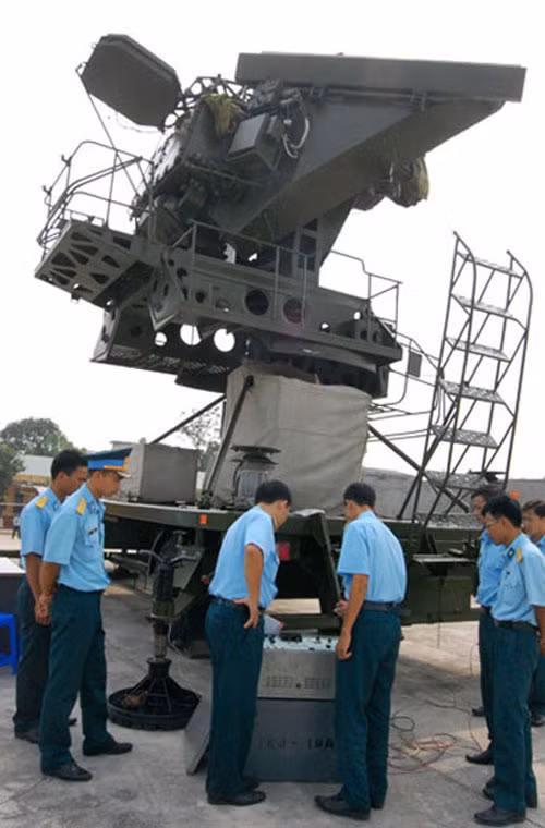 Một số hệ thống tên lửa S-125 của Việt Nam đã được nâng cấp lên biến thể S-125-2TM. Qua đó, hệ thống radar nâng cấp S-125-2TM với khả năng dẫn 2 tên lửa đánh chặn mục tiêu thay vì 1 tên lửa như hệ thống cũ, tầm trinh sát 100km. Trong ảnh là đài S-125-2TM của phòng không Việt Nam