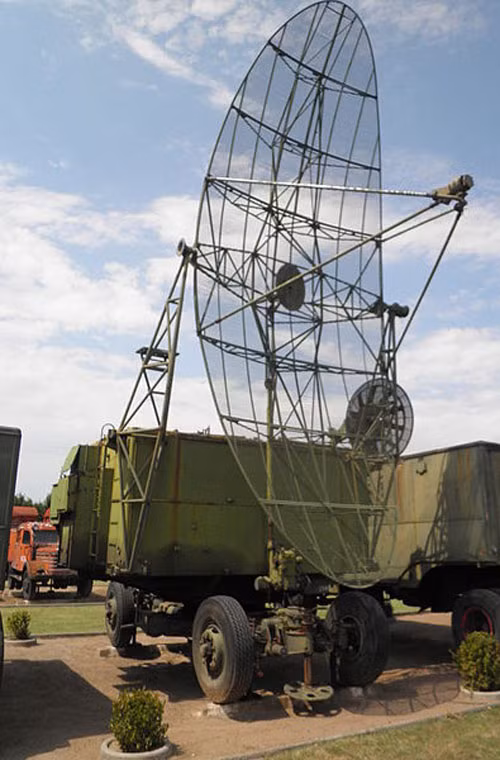 Đài radar đo độ cao mục tiêu PRV-11 (hệ thống S-75). Loại radar này cũng nằm trong thành phần hệ thống tên lửa phòng không tầm thấp – trung S-125 Pechora của quân đội ta. Ảnh minh họa