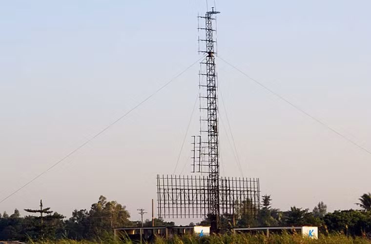 Hệ thống radar cảnh giới Vostock E (Belarus) có thể phát hiện máy bay chiến đấu ở cự ly 350km và bám cùng lúc không dưới 120 mục tiêu. Đặc biệt, nó cũng có khả năng bắt máy bay tàng hình ở cự ly 72km trong môi trường bị đối phương gây nhiễu điện tử mạnh. Vostock E được xem là một trong những hệ thống radar hiện đại nhất quân đội ta hiện nay. Ảnh minh họa