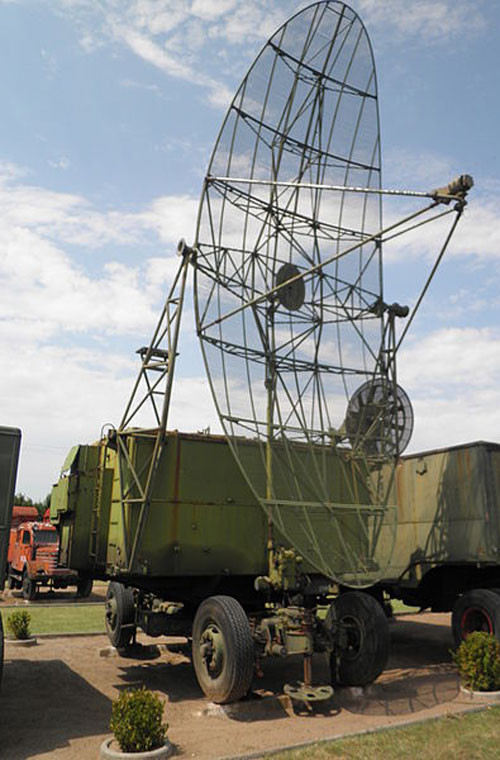 Đài radar đo độ cao mục tiêu PRV-11 (hệ thống S-75). Loại radar này cũng nằm trong thành phần hệ thống tên lửa phòng không tầm thấp – trung S-125 Pechora của quân đội ta. Ảnh minh họa