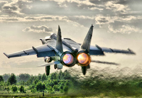 Không phải bộ vũ khí mạnh hay radar tối tân mà cặp động cơ cực khỏe R-15B-300 mang lại sự nổi tiếng của MiG-25, nó có thể đạt tốc độ tối đa tới 3.470km/h (Mach 3).