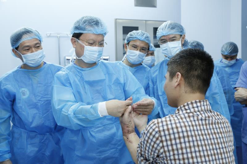 Viet Nam thuc hien thanh cong ca ghep tay dau tien tren the gioi tu nguoi cho con song-Hinh-2