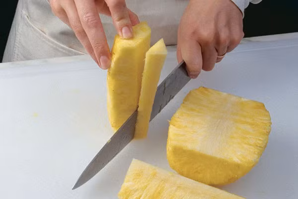 Lõi dứa nhiều chất dinh dưỡng nhưng có nên ăn không? Loi dua nhieu chat dinh duong nhung co nen an khong?