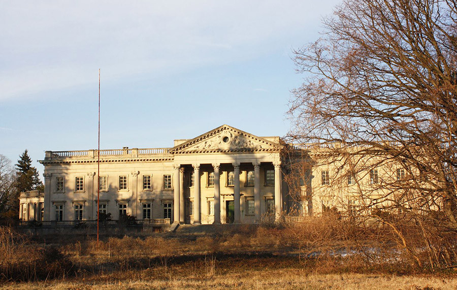 10 toa nha bo hoang noi tieng va nhung cau chuyen ky quai phia sau-Hinh-2