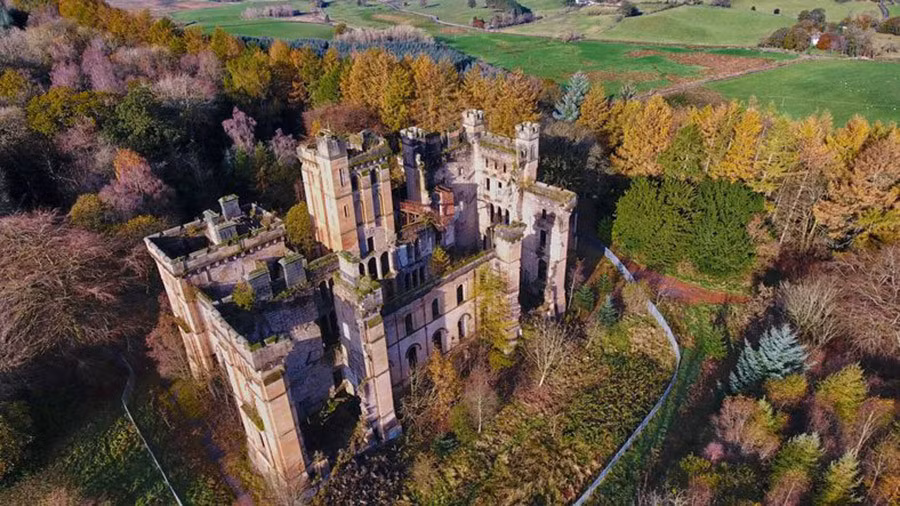 10 toa nha bo hoang noi tieng va nhung cau chuyen ky quai phia sau