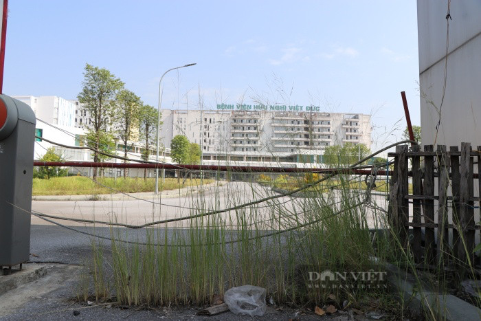 Xót xa bệnh viện nghìn tỉ bỏ hoang, cỏ mọc um tùm, xuống cấp - Hình 3 Xot xa benh vien nghin ti bo hoang, co moc um tum, xuong cap-Hinh-3