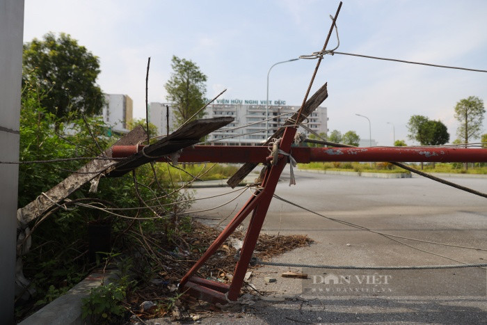 Xót xa bệnh viện nghìn tỉ bỏ hoang, cỏ mọc um tùm, xuống cấp - Hình 8 Xot xa benh vien nghin ti bo hoang, co moc um tum, xuong cap-Hinh-8