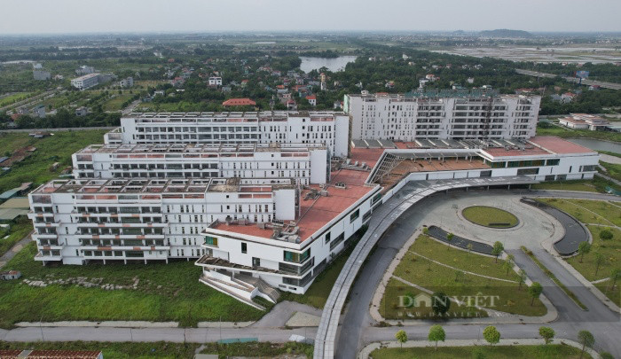 Xót xa bệnh viện nghìn tỉ bỏ hoang, cỏ mọc um tùm, xuống cấp Xot xa benh vien nghin ti bo hoang, co moc um tum, xuong cap