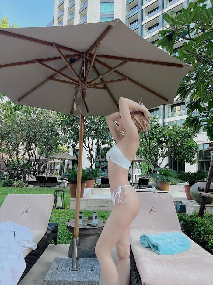 Chị em nhà họ Thiều quyến rũ với style diện bikini trắng - đen - Hình 13 Chi em nha ho Thieu quyen ru voi style dien bikini trang - den-Hinh-13