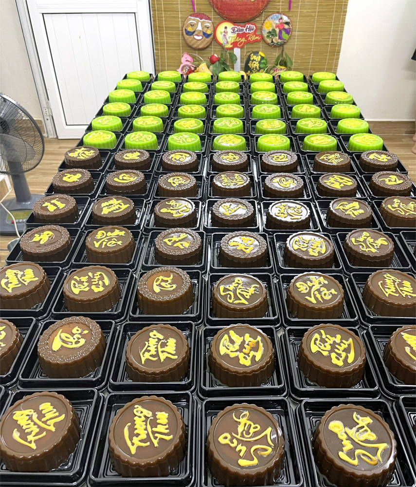 Sot xinh xich banh trung thu socola boc kem trung, tre em me man