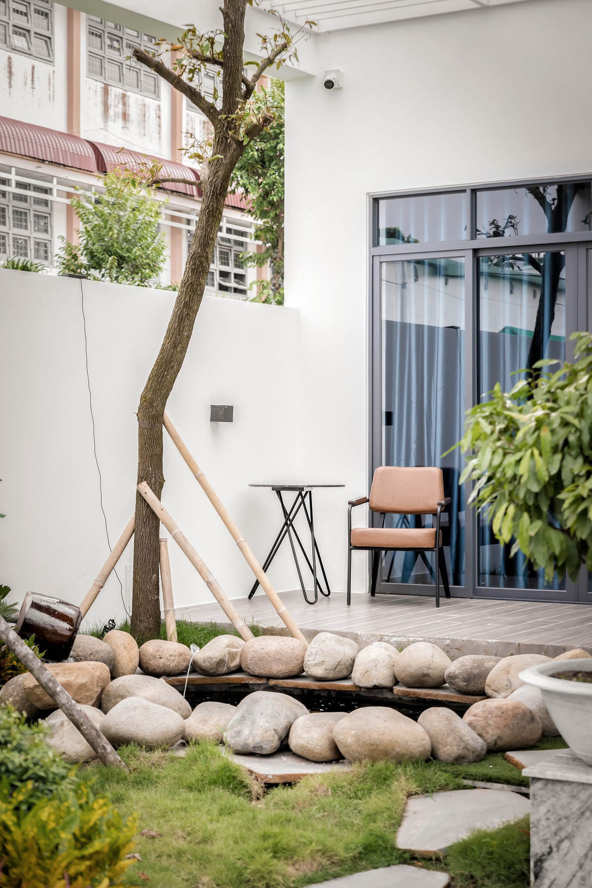 Ngoi nha binh yen, phong nao cung view ra ho ca koi mat me-Hinh-17